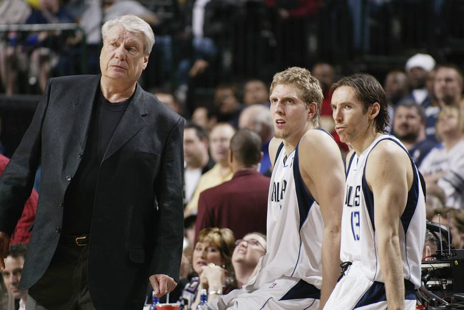 2004: coach Nelson guarda la partita con Dirk e Nash